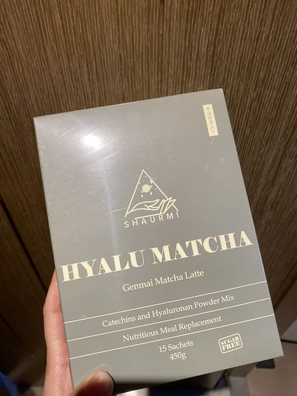 用家手持 HYALU MATCHA 包裝